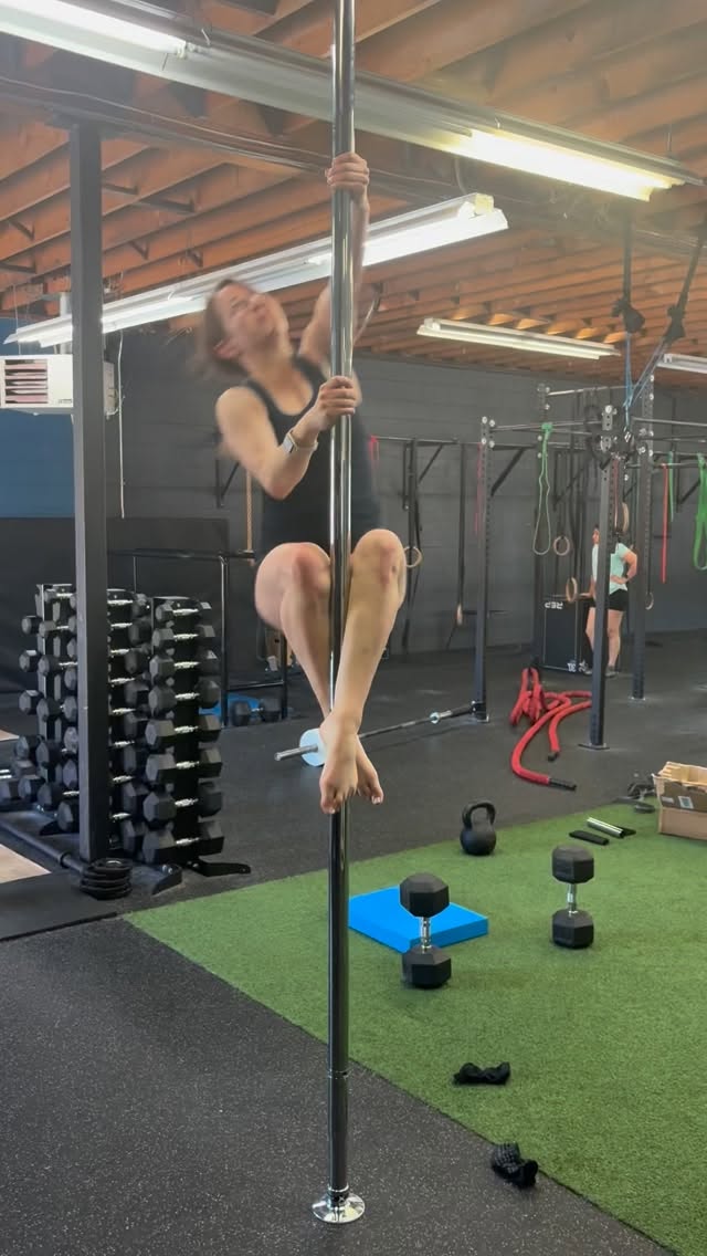 Could someone beeeee more happy 😆
#poletraining #personaltraining #strengthtraining #handstands