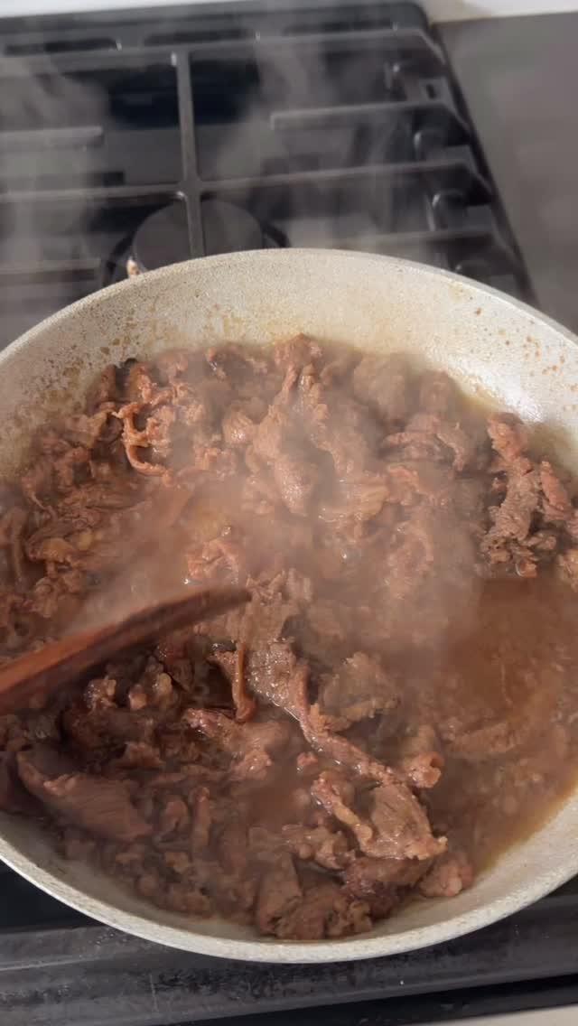 Holy fuck this was so good!! 21g protein per serving and took under 10 minutes 🇰🇷
Pair this with some rice + sautéed veggies or a side salad and you got yourself a balanced meal!
@traderjoes @traderjoeslist
#traderjoes #bellingham #beefbulgogi #koreanrecipe #dietitianeats