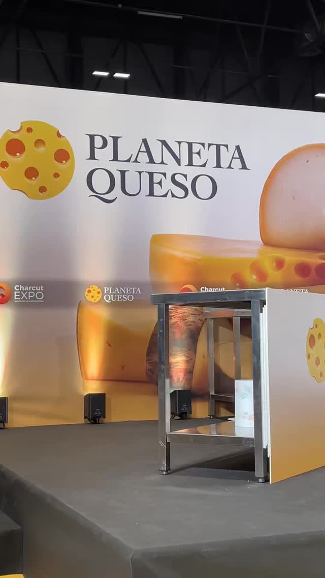 Este fin de semana hemos estado en @charcutexpo en IFEMA Madrid, una cita que ha reunido a profesionales de la charcutería, el jamón, los embutidos y, cada vez más, del mundo del queso.
Aunque en esta ocasión no hemos acudido como expositores, sí hemos querido estar presentes para conocer de primera mano las tendencias del sector, descubrir nuevas ideas y seguir aprendiendo de los mejores profesionales.
Queremos destacar especialmente el trabajo realizado por @qdequesos , @pedrourenabustos , @daviddesantiagos impulsando iniciativas que ponen en valor nuestro sector, como el primer concurso de tablas de quesos para hostelería y charcutería. Un espacio donde creatividad, conocimiento y producto se han unido para demostrar todo el potencial que tiene el queso dentro de la gastronomía actual.
Ha sido una experiencia muy enriquecedora que nos deja nuevas ideas, inspiración y muchas ganas de seguir trabajando para ofrecer siempre lo mejor.
Porque nunca se deja de aprender cuando se ama este oficio.
🧀 Nos vemos en la próxima.
#charcutexpo2026 #charcuteria #queso #quesosdoneusebio #foodlovers