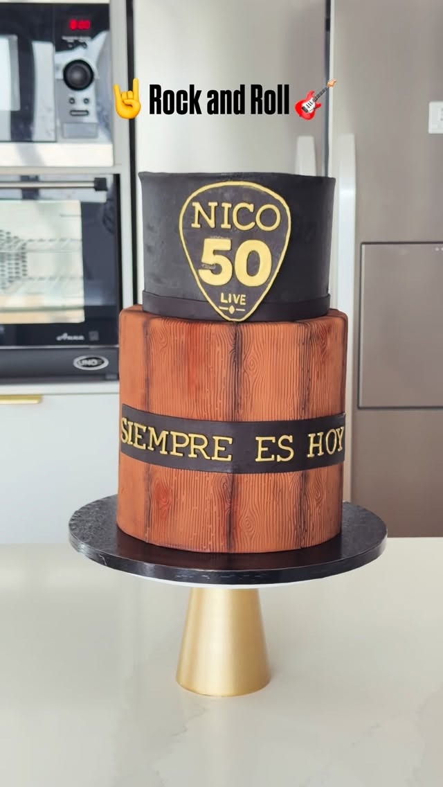 La torta de #rocandroll para los 50 de Nico
La consigna: mucha madera y color negro y dorado. Y una púa con su nombre y la edad.
Gracias María y @nicolivchich por coparse con esta versión final que terminó siendo todo un éxito!
#tortasmontevideo #lulipopdulces #decoraciondetortas