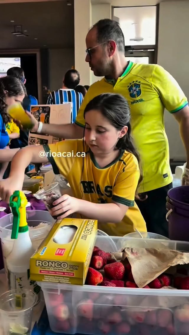 What an incredible atmosphere at @nossacopa_ ! ⚽🇧🇷🇲🇦
Brazil and Morocco delivered an exciting match that ended in a 1–1 draw, bringing together fans, families, and communities to celebrate the beautiful game.
Rio Açaí was proud to be part of this special event and to share this unforgettable moment with everyone. Thank you to all who came and made the day so memorable. We can’t wait for the next match!
…
Quelle ambiance incroyable à Nossa Copa ! ⚽🇧🇷🇲🇦
Le Brésil et le Maroc nous ont offert un match passionnant qui s’est terminé par un score de 1 à 1, réunissant supporters, familles et communautés autour de leur passion pour le football.
Rio Açaí est fier d’avoir participé à cet événement spécial et d’avoir partagé ce moment inoubliable avec vous. Merci à tous ceux qui étaient présents et qui ont contribué à faire de cette journée un succès. Vivement le prochain match !