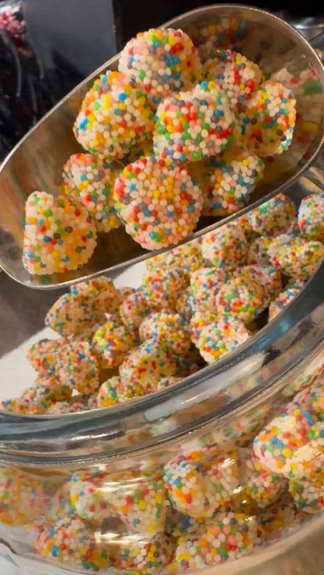 DOT CANDY!
We LOVE DOTS.. on candy, chocolate, ice cream, cake and cookies! We’ve Got the Dots!
#dots #nonpareils #sprinkles #jimmies #thesweetshopnyc