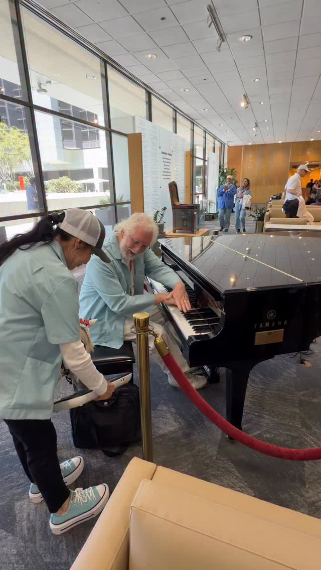 Cedars Sinai had a wonderful volunteer pianist that was happy to play a duet with our Valentina Blue. After our visits with the children, this little lobby concert brought a lot of joy to everyone. @cedarssinai #pianist #medical #minitherapyhorses #wellness #mentalhealth #hospital #compassion #healing #minihorse #horse @ucla_pac @casiomusicgear #keyboard #music #joy #love