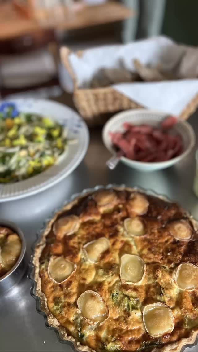 Nogle af de bedste måltider er ofte de helt enkle.
Porretærte med gedeost, fennikel- og appelsinsalat, kombuchasyltede radiser og surdejsbrød med urtesmør.
Et måltid fyldt med farver, fibre, gode fedtstoffer og masser af smag.
Sund mad behøver ikke være kompliceret. Ofte handler det om at samle gode råvarer og lade dem få lov at skinne.
Det er den slags mad, der giver næring til både krop og sanser.
Dette var en frokost jeg lavede for DR’s idrætsforening da de var på yogaretreat i @fyrre.gaarden ‘s smukke rammer ✨
Gem opslaget som inspiration til sommerens frokostbord.