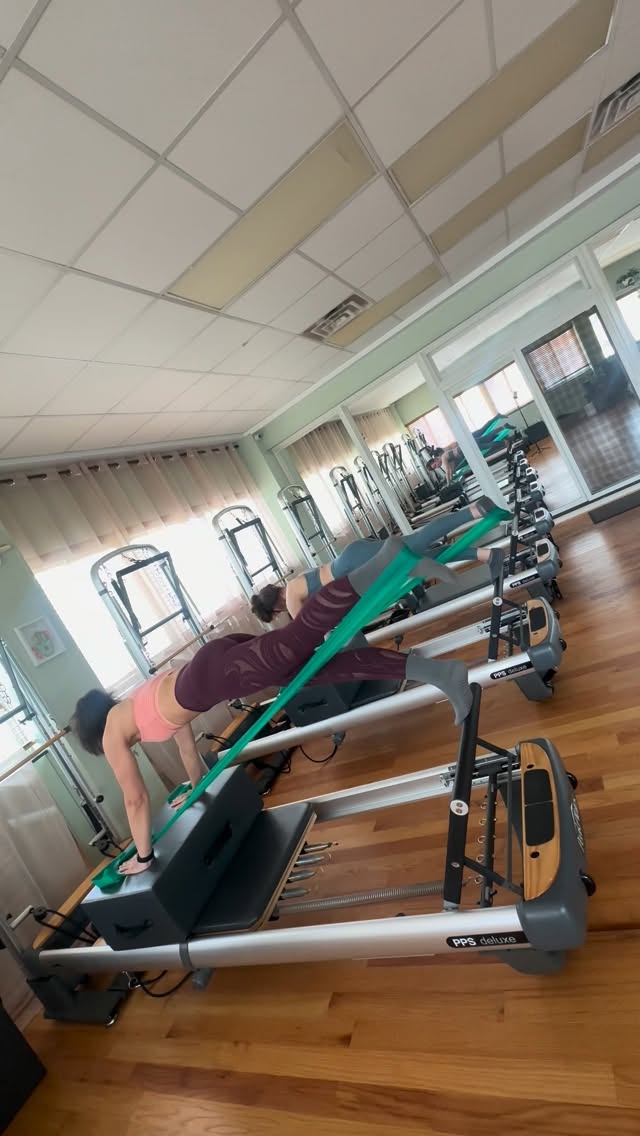 Planks are hard. Adding a TheraBand just seemed like a good idea 😅
Join us for fun workout 💫
…
#pilatesstudio #pilatesreformer #pilatesplank #pilatesgirls #pilatescommunity