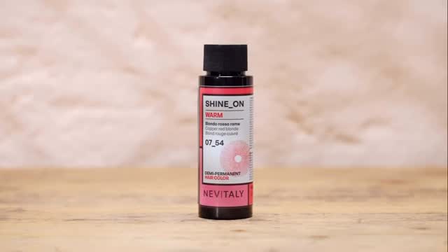Natural Light, Light Cool, Cool, Light Warm und Warm: fünf Farbfamilien, unzählige Möglichkeiten! ✨
Ob natürliche Töne veredelt, kühlere Reflexe kreiert oder Wärme und Strahlkraft ins Haar gebracht werden sollen: Shine_ON bietet ein klares Farbsystem für individuell abgestimmte Ergebnisse. 🎨💆♀️
#Nevitaly #ShineON