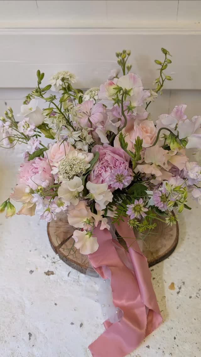 Pretty in pink! I love this romantic and wild bouquet created for a gorgeous elopement wedding down at Lusty Glaze Beach.
@lustyglazebeach
@hendrafarmflowers 😍
#prettyinpink💕 #weddingincornwall #elopementwedding #pinkweddingbouquet
#lustyglazebeachweddings