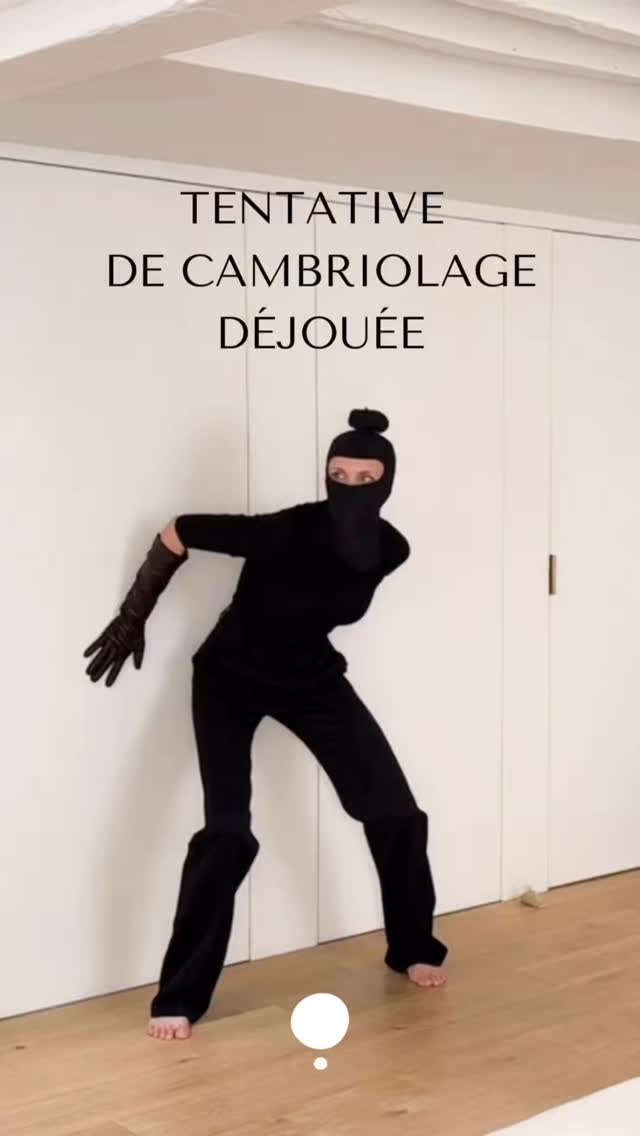 Avez-vous peur d’être cambriolé ?
🌿
Certains de mes clients vivent dans la peur d’être cambriolés lorsqu’ils partent en voyage. Leur rapport à l’objet est si fort qu’ils hésitent même à partir !
🌿
Le trop-plein amène l’immobilisme dans une certaine mesure : on devient esclaves de nos objets non seulement car on doit s’en occuper mais aussi parce qu’on a peur de les perdre !
🌿
Ce ne sont que des objets ! S’empêcher de vivre, de bouger ou se mettre la rate au court bouillon pour des objets inanimés est vraiment dommage…
🌿
Évidemment je détesterais me faire cambrioler, c’est une intrusion traumatisante dans son intimité mais je sais que les cambrioleurs seraient bien déçus !
🌿
On sera peut être pas tous d’accord là dessus mais moins on a, et moins on craint pour nos objets ! Dites-moi en commentaires ce que vous en pensez et d’ici là, allez à l’essentiel !
.
.
.
.
.
.
.
#vivreavecmoins #declutteryourmind #clutterfreehome #ecologiedinterieur #memepaspeur