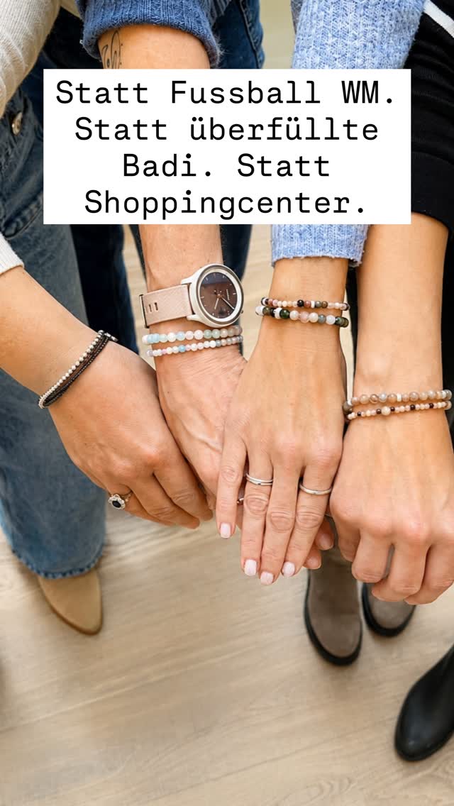 Statt Fussball WM. Statt überfüllte Badi. Statt Shoppingcenter.
Wie wäre es mit einem Mädelsabend, der in Erinnerung bleibt?
In meinem Vivescam Atelier in Bubikon gestaltet Ihr Eure eigenen Armbänder aus Natur Edelsteinen, geniesst gute Gespräche und eine kreative Auszeit vom Alltag.
Perfekt für Freundinnen, Schwestern oder Kolleginnen.
Wer wäre dabei?