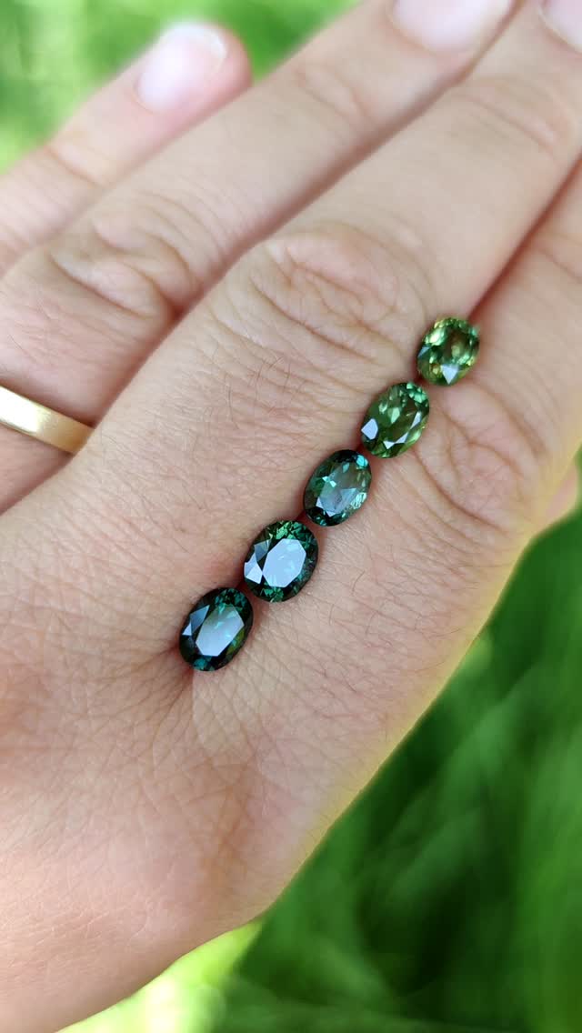 Ethically sourced natural sapphires from the Central Queensland Sapphire Fields... I'll never get bored of working with these beautiful gemstones 🤩