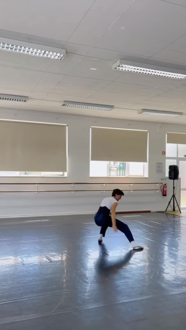 Vais para o 10ºano e gostas de dança? ✨ Vai ao link na bio do nosso perfil para mais informações 😉💜