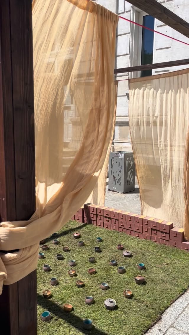 🇫🇷Pour que Bodhi continue de capturer la beauté du thé
Pendant le Paris Tea Festival, l’appareil photo de Bodhi a été volé.
Bodhi était venu de Californie pour partager avec nous bien plus que du thé : une présence, une élégance, une expérience rare, faite de délicatesse, de générosité et de beauté.
Un appareil photo n’est pas seulement un objet. C’est un outil de mémoire, un compagnon de création, un regard ouvert sur le monde.
Le Paris Tea Festival lance aujourd’hui une cagnotte afin de l’aider à remplacer l’appareil qui lui a été dérobé.
Comme l’enseignait Thích Nhất Hạnh :
« Mon action est ma seule véritable possession. »
Chaque geste laisse une trace. Un acte de vol blesse, mais un acte de solidarité répare, rassemble et transforme.
Ensemble, faisons naître d’un geste malheureux une vague de bienveillance.
Merci pour votre soutien et votre générosité.
Lien en bio !
🇬🇧So Bodhi can continue capturing the beauty of tea
During the Paris Tea Festival, Bodhi’s camera was stolen.
Bodhi had travelled all the way from California to share with us far more than tea: a presence, an elegance, and a rare experience filled with delicacy, generosity, and beauty.
A camera is not merely an object. It is a keeper of memories, a companion of creation, an eye open to the beauty of the world.
The Paris Tea Festival is now launching a fundraising campaign to help Bodhi replace the camera that was taken from him.
As Zen master Thích Nhất Hạnh taught:
“My action is my only true possession.”
Every gesture leaves a trace. An act of theft wounds, but an act of solidarity can repair, gather, and transform.
Together, let us turn one unfortunate gesture into a wave of kindness.
Thank you for your support and generosity.
Link in bio to support Bodhi
#reparation #solidarité #community