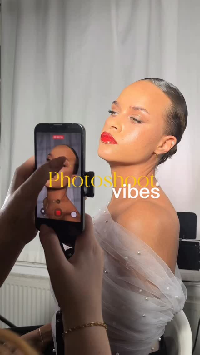 Filter können schön sein – aber an deinem Hochzeitstag solltest du dich selbst wiedererkennen. 🤍
Immer wieder höre ich von Bräuten die Sorge, auf den Fotos „zu geschminkt“ oder wie eine andere Person auszusehen. Genau deshalb setze ich bei meinen Stylings auf Natürlichkeit und Typgerechtigkeit.
Mein Ziel ist nicht, dich zu verändern. Mein Ziel ist es, deine natürliche Schönheit zu unterstreichen und die beste Version von dir selbst hervorzuheben. ✨
Denn wenn du Jahre später dein Hochzeitsalbum anschaust, möchtest du nicht einen Trend sehen, sondern dich selbst – glücklich, authentisch und wunderschön.
Wie siehst du das? Magst du starke Filter oder lieber natürliche Bilder? 👰🏼