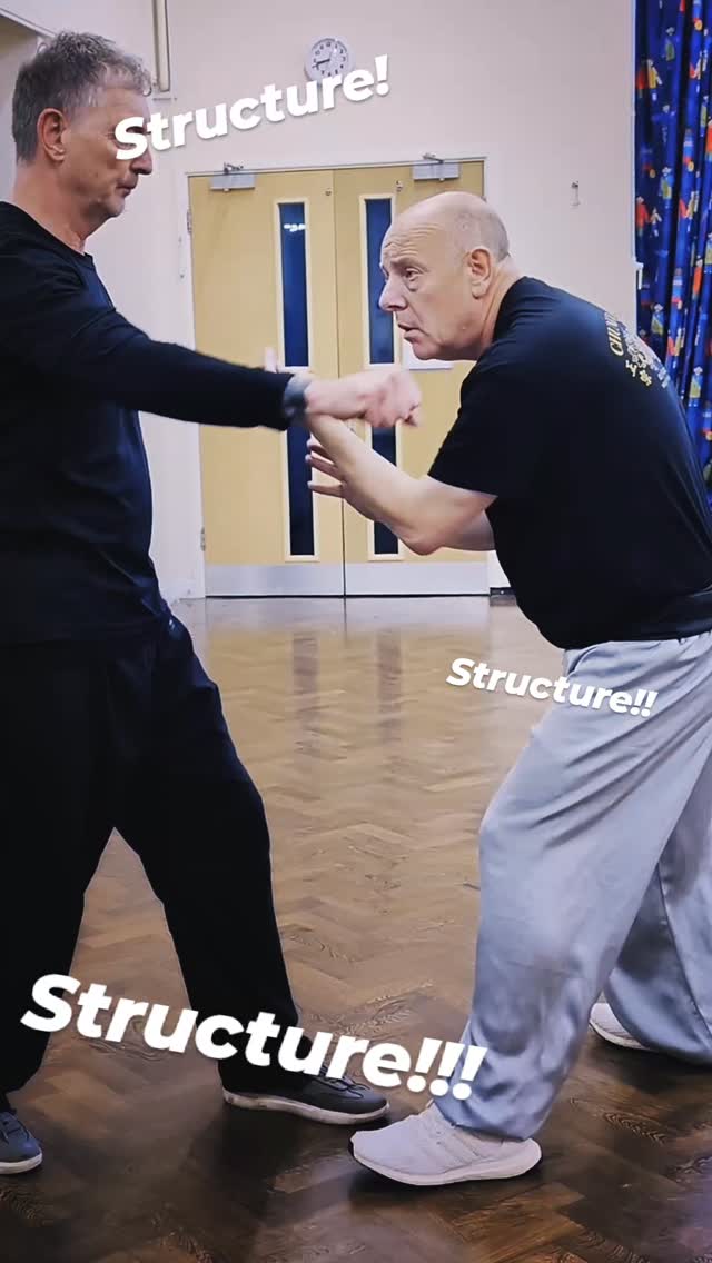 Sifu dealing with some more key fundamentals of structure and alignment that make all the difference. Again, it's simple, but enormously important.
#kungfu #lungying #dragonkungfu #martialarts #sifu