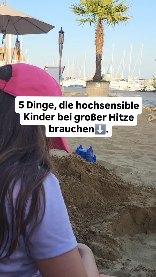 Hochsensible Kindern haben ein Nervensystem, das feiner eingestellt ist und schneller Alarm schlägt. Neben allen anderen Reizen, die verarbeitet werden müssen, kann die aktuelle Hitze speziell für hochsensitive Kinder Stress bedeuten. Sie leiden darunter und können unterschiedliche Syptome zeigen wie allgemeines Unwohlsein, Müdigkeit, Gereiztheit, Bauchweh, Übelkeit, Schwindel oder Kopfschmerzen.
Auch ihre Bedürfnisse können unterschiedlich sein. Diese 5 Dinge helfen den meisten:
1. Viiiiel Trinken! Weil sensible Kinder oft in Gedanken sind und teilweise den Durst nicht spüren, brauchen sie ab und zu eine Erinnerung. "Langweiliges" Wasser kann mit Pfefferminzblätter oder Beeren aufgepeppt werden.
2. Abkühlung! Ab und zu die Handgelenke und Unterarme unter das fliessende Wasser zu halten kühlt nicht nur, sondern beruhigt auch.
3. Mehr Ruhe als sonst! Mehr Reize (dazu zählt auch die Hitze) und Stress = mehr Entspannung einplanen.
4. Öle/ Düfte sind ein guter Begleiter. Pfefferminze kühlt, erfrischt und hilft zusätzlich gegen Kopfschmerzen.
5. Leichtes und Salziges essen.
❗️Mein Geheimtipp: Gemüsebrühe/Buchstabensuppe. Das kurbelt den Kreislauf an und belastet den Körper nicht (warm, salzig, viel Flüssigkeit).
➡️Folge mir für mehr Wissen und Tools zum Umgang mit hochsensiblen Kindern.
Herzlich, Jacky 🦋