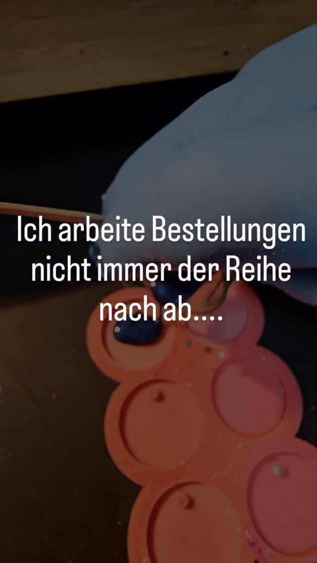 Tatsächlich hilft es mir dabei, Bestellungen schneller fertigzustellen.
Wenn mehrere Hundemarken dieselben Farben oder ähnliche Designs benötigen, gieße ich sie oft gemeinsam.
Dadurch spare ich Zeit und Material und kann effizienter arbeiten.
Das bedeutet nicht, dass ich einzelne Bestellungen bevorzuge, sondern dass ich meine Abläufe so plane, dass möglichst viele Kunden ihre Bestellung schneller erhalten.
#business #hamburglove #realtalk #ᴅᴏɢʟᴏᴠᴇʀ