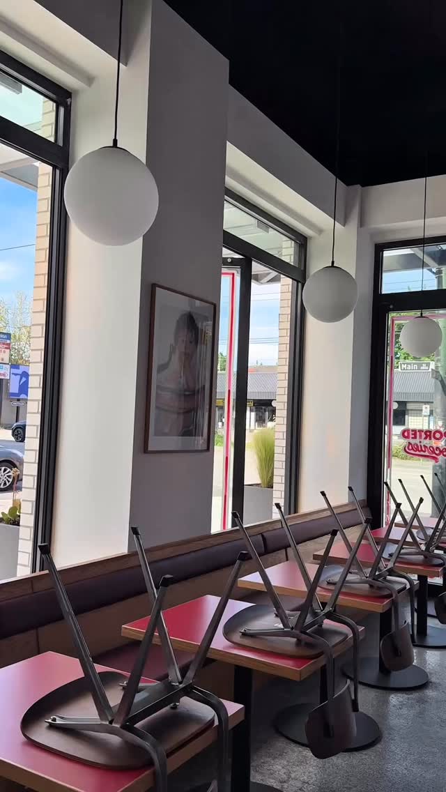 Mornings at Jo’s start earlyyyyy 🥱
The reason? We make all of our fresh bread in the morning and prep our pasta 🍝
📍 Jo’s Italian Deli
2505 Alma Street & 3998 Main Street, Vancouver
Italian restaurant in Vancouver / mornings at Jo’s Italian Deli