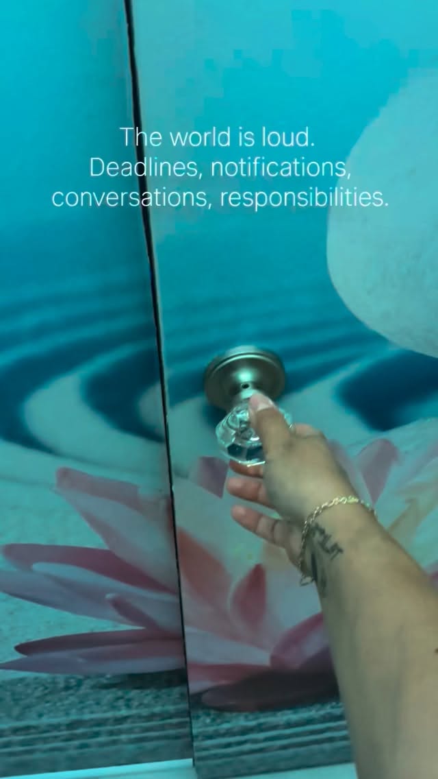 Too much noise? Step inside. 🚪✨
The world is loud. Deadlines, notifications, conversations, responsibilities.
Then you open the door... and everything changes.
Sink into the calming glow of Himalayan salt, breathe deeply, and let the stress of the day melt away. Sometimes the best thing you can do for your mind and body is simply pause.
🌿 45 minutes of peace