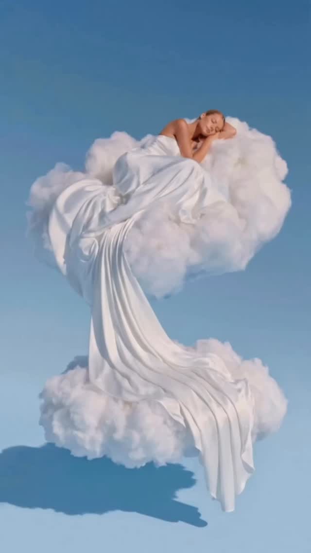 Molte spose arrivano nel nostro showroom con un’idea precisa del loro abito.
E spesso si innamorano di qualcosa che non avevano mai immaginato.
È proprio questo il valore della prova:
• Toccare i tessuti.
• Vedere come un modello valorizza davvero la tua figura.
• Scoprire dettagli che in foto non si notano.
Nel nostro showroom puoi provare centinaia di modelli e personalizzarli fino a trasformarli nel tuo abito perfetto.
Perché non realizziamo semplicemente abiti da sposa, ma li creiamo su misura, partendo da te.
Se ti sposi nel 2027, prenota il tuo appuntamento e inizia a dare forma al tuo sogno —> @honeymoon_sposa
#honeymoonitalia #honeymoonsposa #abitidasposa #weddingdress #bridedress