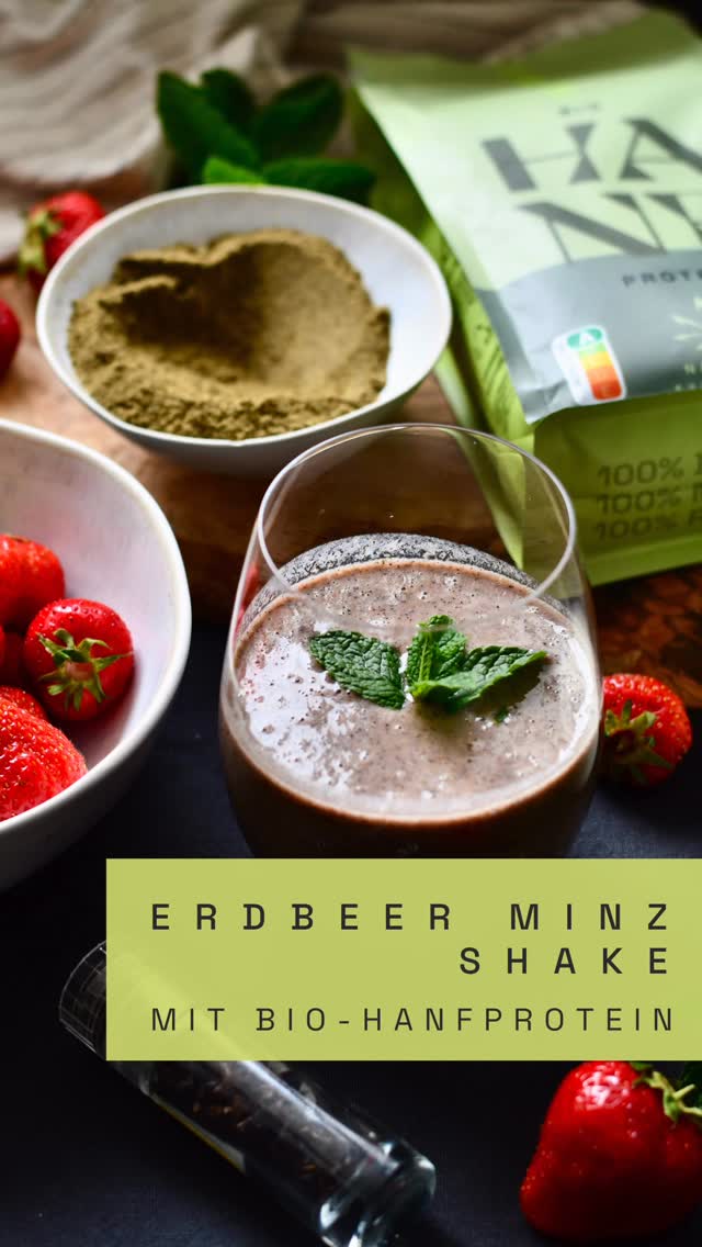 Die Erdbeerfelder laden leuchtend rot zum Pflücken ein und die Früchte sind herrlich süß und aromatisch. Also höchste Zeit sie in allen möglichen Varianten zu genießen 😍
Die Kombination mit frischer Minze, etwas Vanille und nussigem Hanfprotein ist richtig lecker und schnell gemacht.
Gerade bei den heißen Temperaturen wenn der Hunger weniger ist, versorgt euch so ein Shake kühl und ausgewogen mit Vitaminen, Proteinen und gleich noch Flüssigkeit 💚
Probiert es aus und berichtet uns gerne ob ihr die Kombination auch so gut findet ☀️
#proteinshake #erdbeerzeit #erdbeerminze #hanfprotein #veganprotein