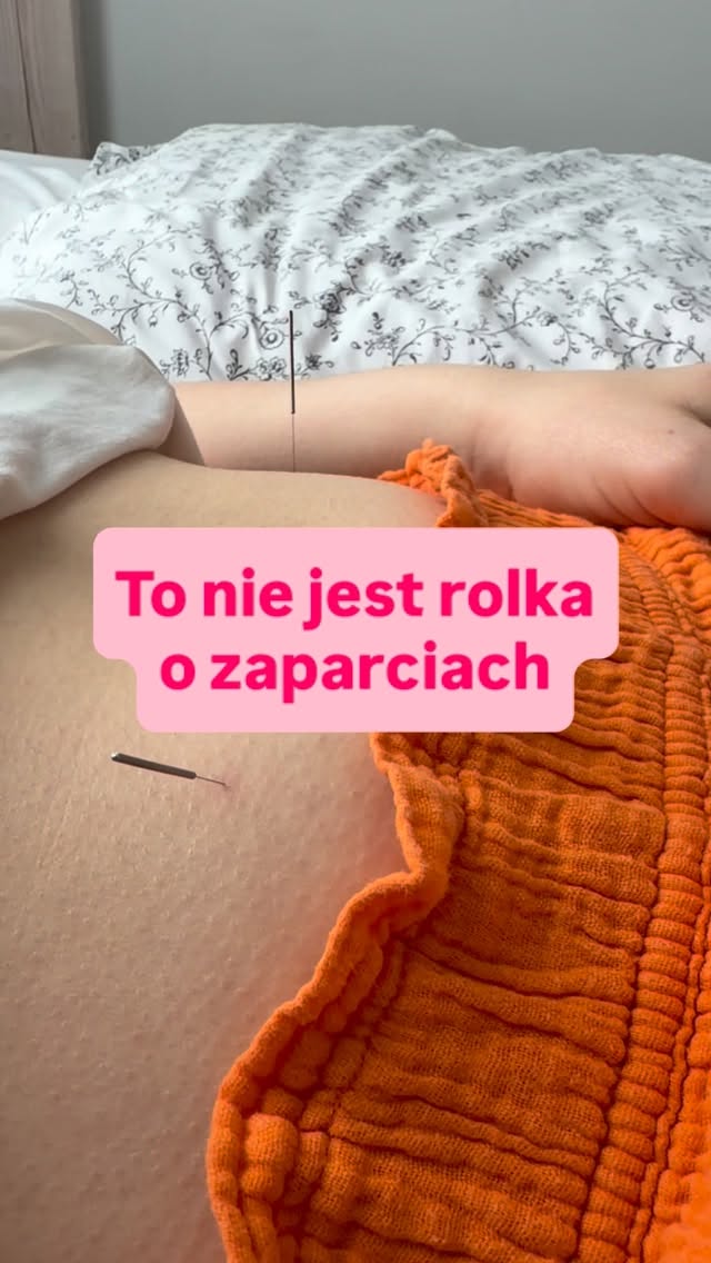 🏖️ Wakacje, zmiana rytmu dnia, podróż, inne jedzenie… i nagle organizm mówi: „stop”.
Wiele osób na wyjazdach doświadcza zaparć. Nie dlatego, że zjadły jednego gofra za dużo 🍦😉, ale dlatego, że tak ciało reaguje na zmianę. Nawet tę przyjemną.
W medycynie chińskiej patrzę na to szerzej.
🌿 Zastój nie zawsze oznacza to samo.
Może objawiać się jako:
• zaparcia,
• bolesne miesiączki,
• napięcie w ciele,
• frustrację, irytację,
• PMS,
• uczucie, że „wszystko stoi w miejscu”.
Dlatego zamiast skupiać się wyłącznie na objawie, staram się odnaleźć jego przyczynę i pomóc organizmowi odzyskać naturalny rytm oraz swobodny przepływ.
✨ Bo kiedy ciało znowu zaczyna płynąć, często poprawia się znacznie więcej, niż mogłoby się wydawać.
🌸 Od 25 czerwca wracam do gabinetu. Jeśli czujesz, że Twoje ciało potrzebuje wsparcia, utknęło w jakimś zastoju, zapraszam na terapię.
Zaopiekuj się sobą w Bertha Holistic.