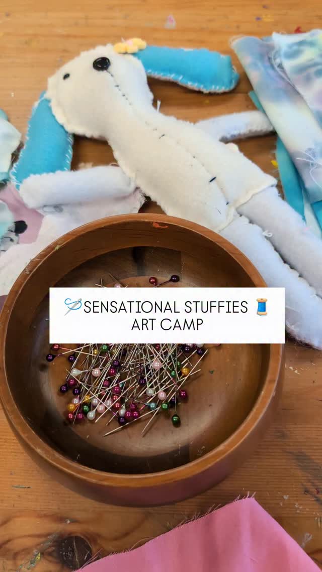 Sensational Stuffies Art Camp: a week spent sewing, designing, and dreaming big. From creating sewing patterns to hand dying our own fabrics we got so much done.
We also got such an amazing variety of stuffy creations: Bunnies, Hamster, Shark, Bear, and a giant Minecraft Heart of Ender. Increíble! 😍