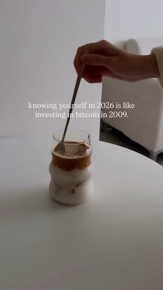 Die wertvollste Ressource der Zukunft ist Selbsterkenntnis.
Es gibt kein Investment mit einem höheren ROI, als dich selbst zu kennen, zu verstehen und der Welt zu dienen, allein durch dein einzigartiges Sein.
Das ist die Frequenz der neuen Zeit. Und die Schwelle, an der wir jetzt gerade stehen:
Weg von äußeren Autoritäten und Machtstrukturen hin zu deiner inneren Führung, Freiheit und Selbstermächtigung.
Und das ist kein optionaler Weg, sondern ein globaler, evolutionärer Shift, der uns ALLE 2027 erwartet.
Dein Human Design zu kennen ist deshalb bedeutender als je zuvor. Es ist eine Vorbereitung auf die Zukunft.
Ich freue mich, dass du hier bist. Und dass du schon heute in das investierst, was morgen unbezahlbar sein wird:
Die Verbindung zu dir selbst.
🤍
Ps. Wenn du spürst, dass dir dazu noch ein kleiner Funke fehlt und du endlich die Essenz deines Designs verstehen möchtest, dann schnapp dir mein Soulbook: 80+ Seiten nur über dich. Und dein einzigartiges Design.
Kommentiere einfach „SOULBOOK“ für den direkten Link.
