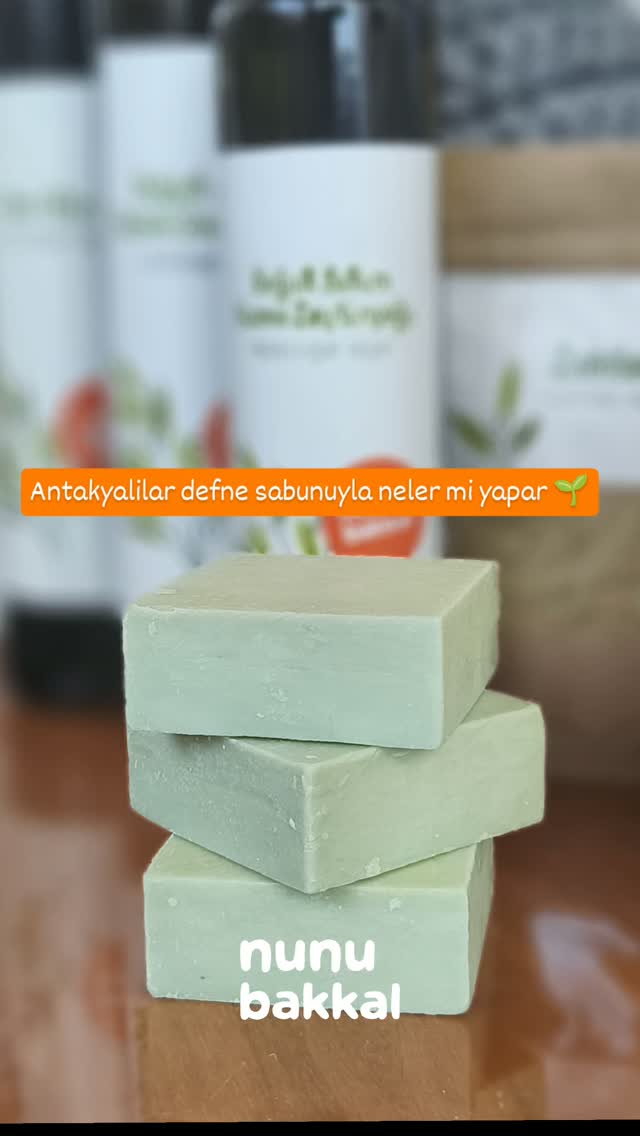 Antakyalılar defne sabunuyla neler yapmaz ki?
Anneannem onunla yıkanırdı, o koku bütün evine sinerdi. Annem ve anneannem az kullanılan dolaplara "güzel koksun" diye birer defne sabunu koyardı. Yazın halıları kaldırırken aralarına defne sabunu rendesi serperlerdi — hem koksun, hem korusun diye.
Çünkü Antakya, defne ağaçlarıyla dolu bir yerdir. Ve defne yaprağını, uğur ve bereket getirsin diye cüzdanımızda saklardık. Bu yüzden her kolimize küçük bir zarfta bir defne yaprağı koyuyoruz — size gönderdiğimiz küçük bir uğur. 🍃
Sömürüsüz, katkısız, baştan sona doğanın kendisi.
Sen de defne sabununla ne yapmak istersen — yıkan, dolabına koy, sevdiğine hediye et — hemen sipariş vermek için profildeki linke göz at 🌿 nunubakkal.com
Çünkü unutmadığımız hiçbir koku, tamamen yok olmuş sayılmaz.
#vegansabun #defnesabunu #antakya #defne #doğalsabun