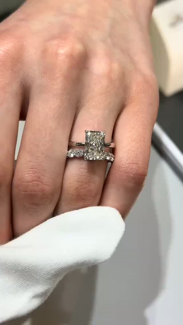 Are you saying YES to the radiant? ❤️
Radiant cut 💎 | 3.03 center stone + 0.8 Hidden Halo | VS1 | E | 14k White Gold |
Band 💎 | 1ct | VVS- VS | D-F| 14k White Gold |
#radiant #engagement #engagementring #labgrowndiamond #radiantcut #rochellsjewellers