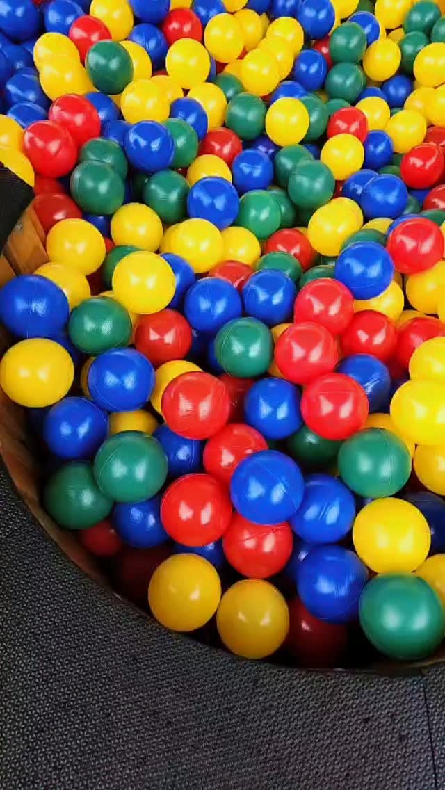 Choco testando as bolinhas novas da piscina de bolinha 🐶
.
🔴🟢🟡⚪️🔵🟠
Você sabia que trocamos regularmente as bolinhas da nossa piscina?
Além da higiene, existe um motivo muito importante: segurança. Com o uso diário, as bolinhas podem amassar e deformar, deixando de ser adequadas para as brincadeiras.
Por isso, fazemos substituições frequentes para garantir que nossos hóspedes tenham um ambiente sempre limpo, seguro e divertido.
.
Choco aprovou 💯
.
#chateau_dos_bichos #tudoporeles #bemestaranimal #amelhorcrecheparacaesemsp #omelhorhotelparacaesemsp