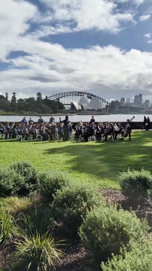 Blue Sydney skies just for our performance with Central Queensland Youth Touring Ensemble at the Botanical Gardens.
#sydney #youthband