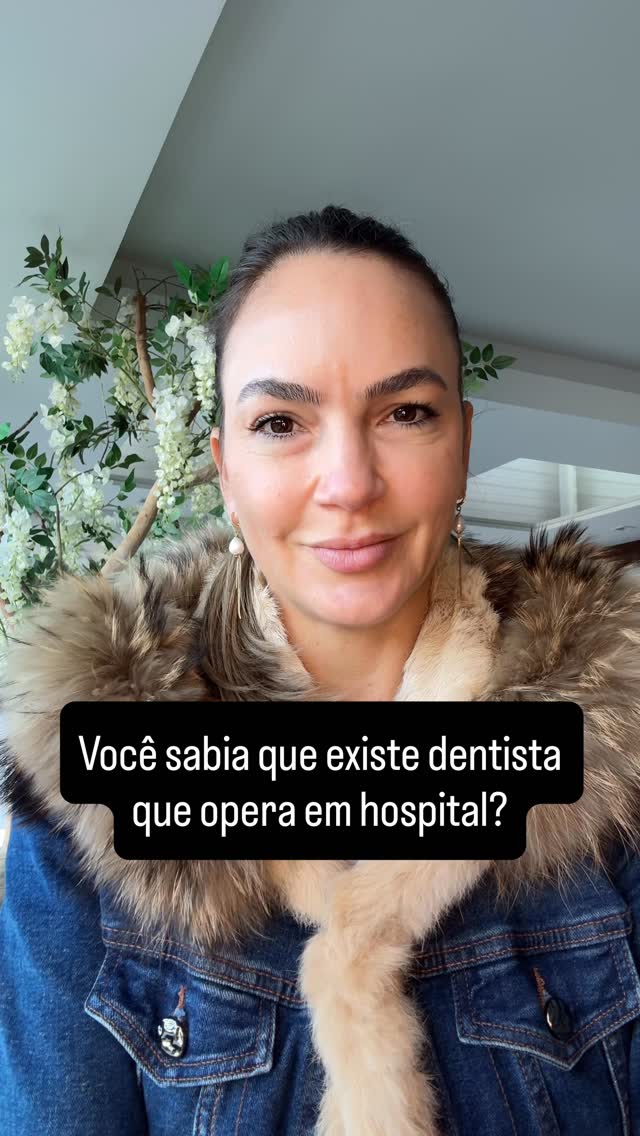 Quando as pessoas pensam em Odontologia, geralmente lembram apenas dos dentes. Mas existe uma especialidade que vai muito além disso.
A Cirurgia e Traumatologia Bucomaxilofacial é a área da Odontologia responsável pelo diagnóstico e tratamento cirúrgico de doenças, lesões e deformidades da face, dos maxilares e da cavidade oral.
Nossa formação inclui anos de residência e treinamento hospitalar, atuando em centros cirúrgicos e hospitais no tratamento de fraturas faciais, cirurgias ortognáticas, patologias, reconstruções ósseas, traumatismos e casos de maior complexidade.
É uma especialidade que une conhecimento, precisão e responsabilidade, com o objetivo de devolver função, saúde e qualidade de vida aos pacientes.
Tenho muito orgulho de ter construído minha trajetória na Cirurgia Bucomaxilofacial, uma área fascinante da Odontologia que poucos conhecem, mas que transforma vidas diariamente.
A Cirurgia Bucomaxilofacial é, sem dúvida, uma das especialidades mais desafiadoras e fascinantes da Odontologia.