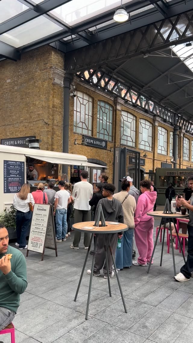 Our Grilled Chicken Panini is packed with rosemary marinated grilled chicken, spinach, homemade tomato pesto and melted cheese, crispy onions on top, all served in toasted sourdough ciabatta 👌
Freshly made at Spitalfields Market.
📍 Collect in-store
🛵 Or order on Deliveroo via the link in our bio.
#mammasgoodies #spitalfieldsmarket #grilledchicken #panini #LunchinSpitalfields