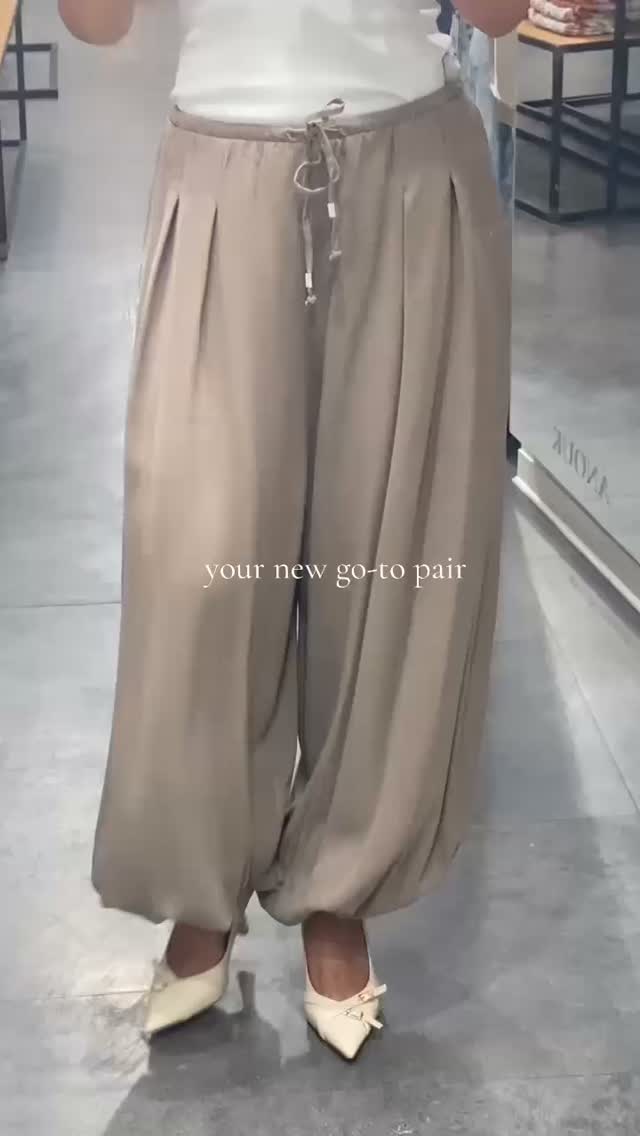 Catch flights, not uncomfortable outfits. ✈️ These trousers are your new travel essential.