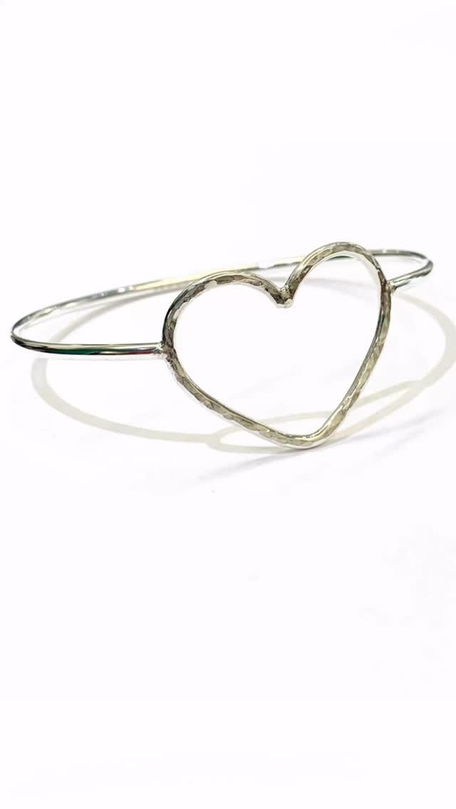 ❤️♥️❤️♥️❤️♥️ Here is a reel showing lots of the
hand made silver and gold heart shaped jewellery that I hand make ♥️❤️♥️❤️♥️❤️
All items are available to buy at @frannyandfiler jewellery shop and also on my website-www.abbyfilerjewellery.co.uk - link in my bio.
#abbyfilerjewellery #silverjewellery #heartjewellery #love #contemporaryjewellery