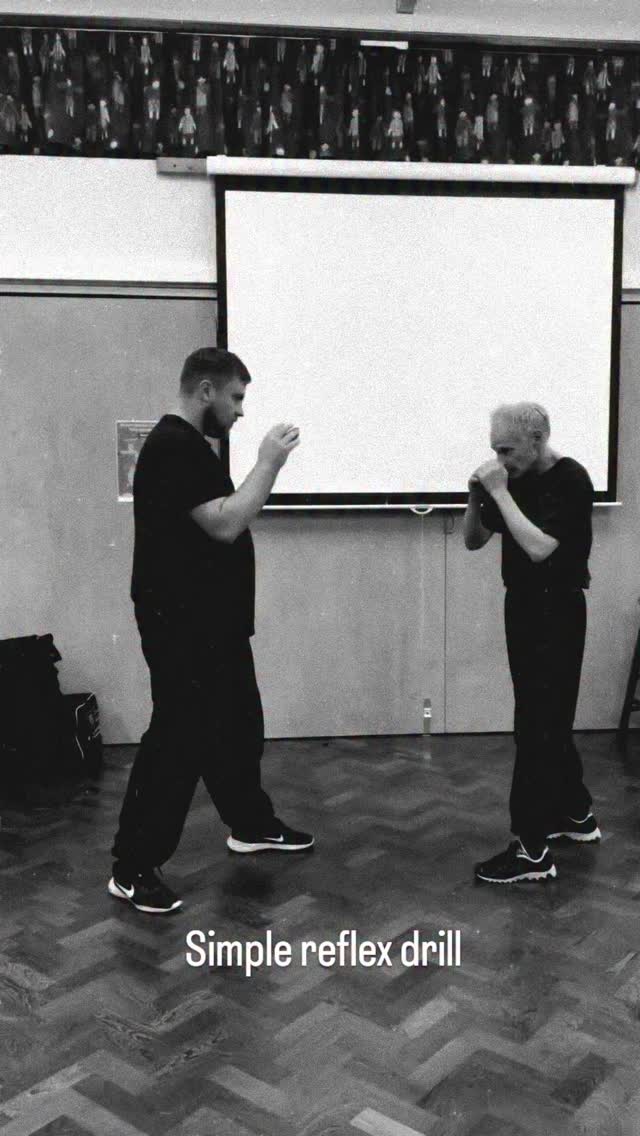 Very basic warm up drill blocking various random strikes. We don't actually fight like this of course but it gets the blood moving, conditions the arms a little and dials in focus.
#kungfu #lungying #dragonkungfu #martialarts #chinesemartialarts