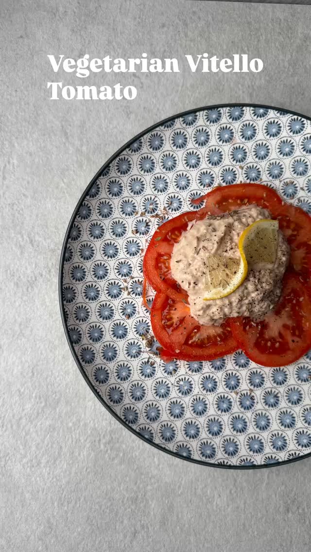 Ingredients for Vegetarian Vitello Tonnato
For the tonnato cream
1 tspDijon mustard
1 tspSalt
1 tbspCaper brine
1 tbspLemon juice, freshly squeezed
2 tbspExtra-virgin olive oil
2 tbspCapers
100 gChickpeas, tinned, drained
120 gMayonnaise (or vegan mayo)
to tasteBlack pepper
For the tomatoes
800 gOx heart tomatoes (approx. 4)
to tasteSea salt
to tasteBlack pepper
To garnish
1 tspFennel seeds
1 tbspExtra capers
4Lemon slices
(optional)Fresh basil
Flexi tips:
🌱 Vegan? No problem: swap the mayonnaise for a plant-based alternative – brands like Hellmann's Vegan or Oatly work beautifully here.
No chickpeas? White beans give an even silkier, milder cream – well worth trying.
Crush the fennel seeds lightly in a mortar before using – it releases far more aroma.
Ox heart tomatoes are the heart of this dish: only buy them when they are genuinely ripe and in season.
#foodforflexitarians #vegetarian #summer #health