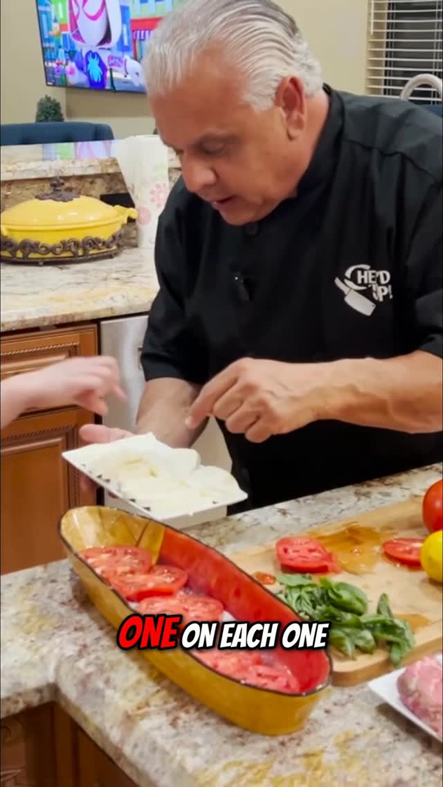 Do you think I'm Picasso? Like a Chef'd Up! Picasso when I drizzle on my Caliendo Crema Glaze? Fuhgeddaboudit! #chefdup #caliendoevoo #caliendocremaglaze #italianlife #italianfood #mozzytomatoes