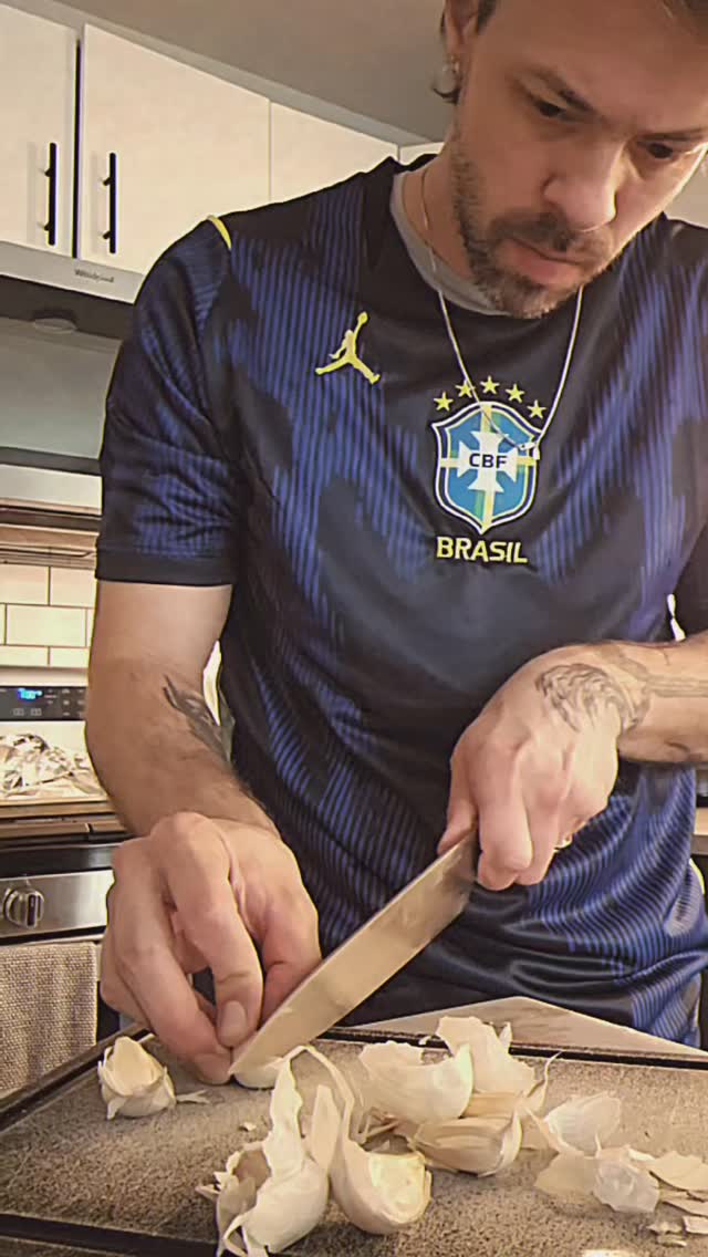 pov: the sweat runs down when you gotta throw the garlic peel on the trash
ps: if there's any gadgets that'll make my life easier don't tell me, I dont wanna know.
GET YOUR TICKETS FOR THIS FRIDAY NOW, @connollyspubnyc with @paulbabeplease @matildamyfi_music @audiblegraffitiband gonna be a good time #cooking #livemusic #indie #newmusicalert🚨 #singlerelease