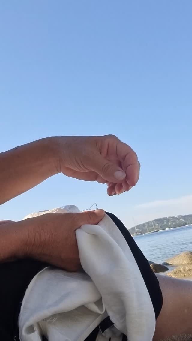 Entre deux vagues, quelques points de couture.
Prendre le temps de créer, écouter le rythme de la mer et laisser naître une robe, point après point.
Pour moi, la couture éthique, c'est aussi cela : ralentir, choisir des matières avec soin et redonner de la valeur au geste artisanal.
Et vous, quel est votre endroit préféré pour laisser parler votre créativité ?
#lAtelierFlorence #Couture #SlowFashion #CréationTextile #couturesurmesure