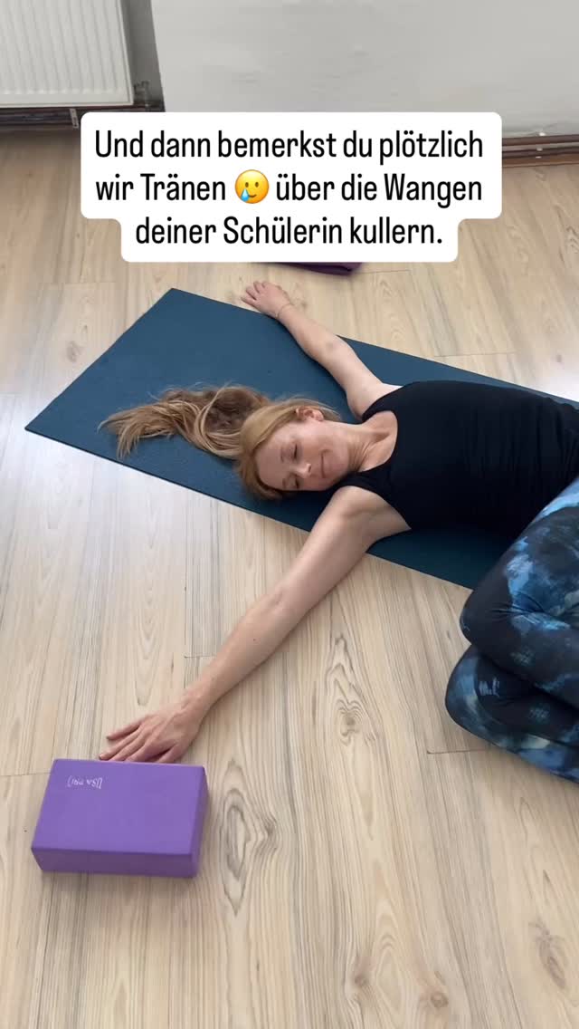 Das Wichtiges zuerst: Das soltlest du nicht vergessen…👇
Tränen im Yoga Unterricht sind nichts Schlechtes. ❌Sie bedeuten nicht, dass du als Yogalehrerin etwas falsch gemacht hast.
Ganz im Gegenteil: Meistens bedeutet es, dass dein Yoga Unterricht tiefer geht und deine Schüler:innen im Herzen berührt.
Was gibt es Schöneres?
Trotzdem fragst du dich vermutlich, wie du am besten in so einer Situation reagieren sollst?
Mir ging es genauso, als es mir das erste Mal passiert ist. Es war im Yin Yoga. Und ich hatte als frisch zertifizierte Yogalehrerin keine Ahnung, was ich jetzt am besten tun oder sagen sollte.
In meiner Ratlosigkeit hab ich damals im Unterricht einfach gar nichts gemacht.
Aber nach der Klasse bei der Schülerin kurz nachgefragt ob alles ok ist.
Heute weiß ich, das war nicht ideal. 🙈
Die Fragen: “Ist alles ok?” ist eine Suggestivfrage. Sie impliziert schon ein Ja bzw. trauen sich viele auf so eine Frage nicht mit einem klaren “Nein” zu antworten.
Ich wünschte mir, ich hätte stattdessen besser so etwas gefragt: “Wie geht es dir heute? Wie war die Klasse für dich?”
Dann wäre vielleicht eine ehrliche Antwort gekommen.
Nicht weil wir als Yogalehrerin nach der Klasse lange Gespräche über schwierige emotionale Themen anfangen sollten. Wir sind ja keine Therapeuten und sollten wissen, wo unsere Kompetenz zu Ende ist.
Aber wir schaffen als Yogalehrende im Idealfall einen sicheren Rahmen in dem Transformationprozesse angestossen werden bzw. in die Umsetzung kommen.
Und wenn dabei mal Tränen rollen, dann finde ich es wichtig, dass wir als Yogalehrende nicht so tun, als wäre nichts passiert. Viel zu oft verstecken wir unsere Emotionen!
In der Yogapraxis bringen wir nicht nur den Körper in Bewegung, sondern auch unsere Energie. Und da wo Energie wieder ins Fließen kommt, dürfen Blockaden sich lösen.
❓Wie reagierst du wenn sowas bei dir im Unterricht passiert?
❓Wie würdest du dir wünschen, dass deine Yogalehrerin reagiert, wenn es dir als Schülerin passiert?
✅Kommentiere: soma
und ich schick dir das Schnupper-Paket mit Einblicken zu unserer Weiterbildung “Somatisches und Traumasensibles Yin Yoga Unte