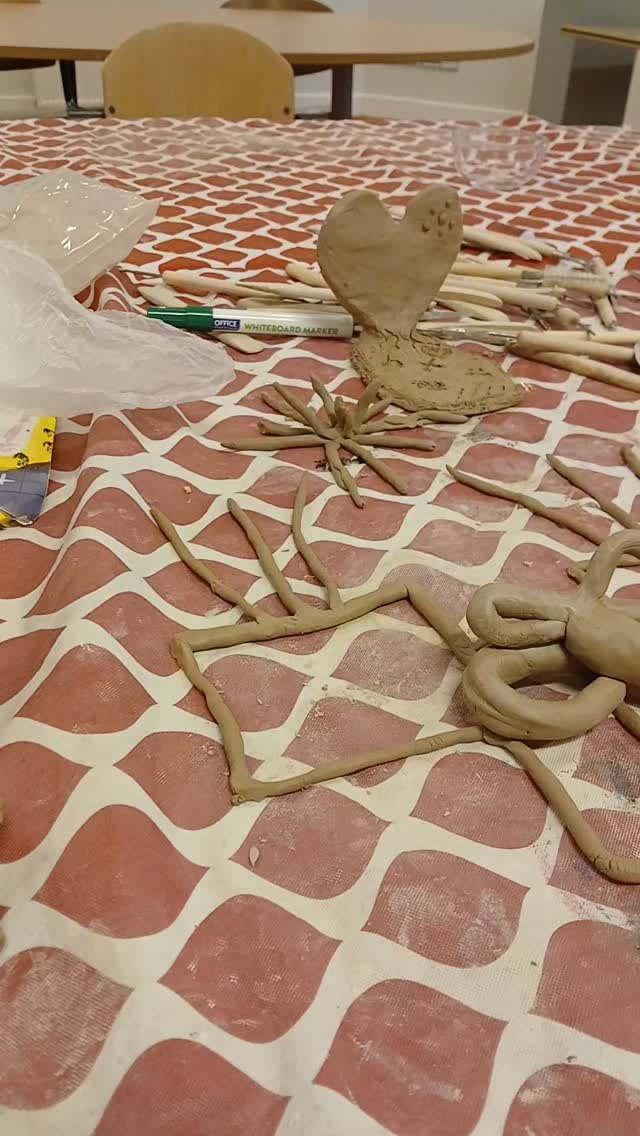 Ook de trainers training is bijna klaar voor de vakantie.
De dames worden hebben naast het in kaart brengen van eigen proces, materialen, thema's rondom ervaringsdeskundigheid en trainerschap leren kennen. En elkaar als team natuurlijk.
Deze bijeenkomst zijn we in kern kwaliteiten gedoken.
We maken volgende week een opstap naar het werken met doelen voor na de vakantie. En dan nog eindelijk de droogkast in orde maken, die al een jaar wacht op actie. ✨️