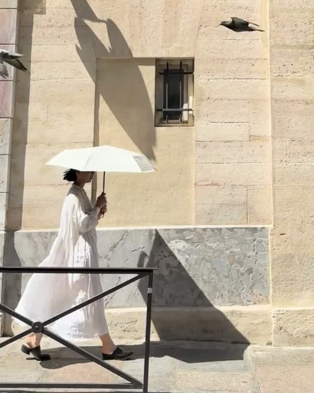 Nouvelle ombrelle WPC. IZA chez Bijo; Paris.
Au Japon, l’ombrelle n’est pas seulement un accessoire anti-UV : c’est un véritable réflexe d’été pour mieux supporter la chaleur au quotidien.
En créant sa propre zone d’ombre, l’ombrelle WPC. IZA aide à réduire la chaleur ressentie jusqu’à 14,7°C, tout en bloquant 100 % des UV avec un indice UPF50+.
Son revêtement intérieur noir limite l’éblouissement et absorbe une partie de la lumière réfléchie par le sol, pour une ombre plus dense et plus confortable.
Pliable, légère et automatique, elle s’ouvre et se referme en un clic. Elle accompagne aussi bien les journées très ensoleillées que les jours de pluie.
Déjà en rupture en ligne, quelques pièces sont encore disponibles en boutique.
Les précommandes sont ouvertes pour une livraison prévue mi-juillet.
Connaissiez-vous l’usage de l’ombrelle contre la chaleur ?