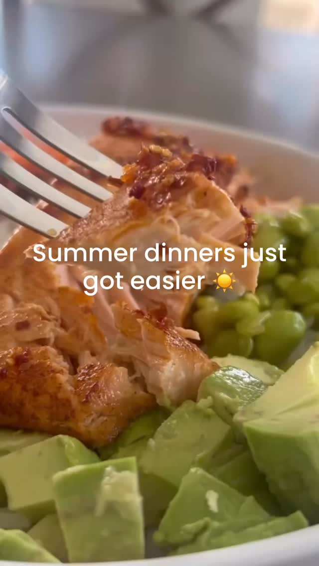 Need an easy weeknight dinner? This Spicy Salmon Bowl checks all the boxes- quick, flavorful, high in protein, and perfect for summer!
☀️ Save this recipe for your next busy night and let me know what you’d add to your bowl! 🥣⬇️
Spicy Salmon Bowl Recipe
Ingredients for the Marinade:
1/2 clove of garlic, crushed
1/2 teaspoon coarse salt
1/2 teaspoon paprika
1/4 teaspoon cayenne pepper
1 tablespoon olive oil
1 teaspoon lemon juice
1 pound fresh salmon
Instructions:
1. In a small bowl, mix the garlic, salt, paprika, and cayenne together. Stir in olive oil and lemon juice to form a paste.
2. Brush the marinade evenly over the salmon.
3. Place the salmon in the air fryer and cook at 390°F for 12-15 minutes, or until cooked through.