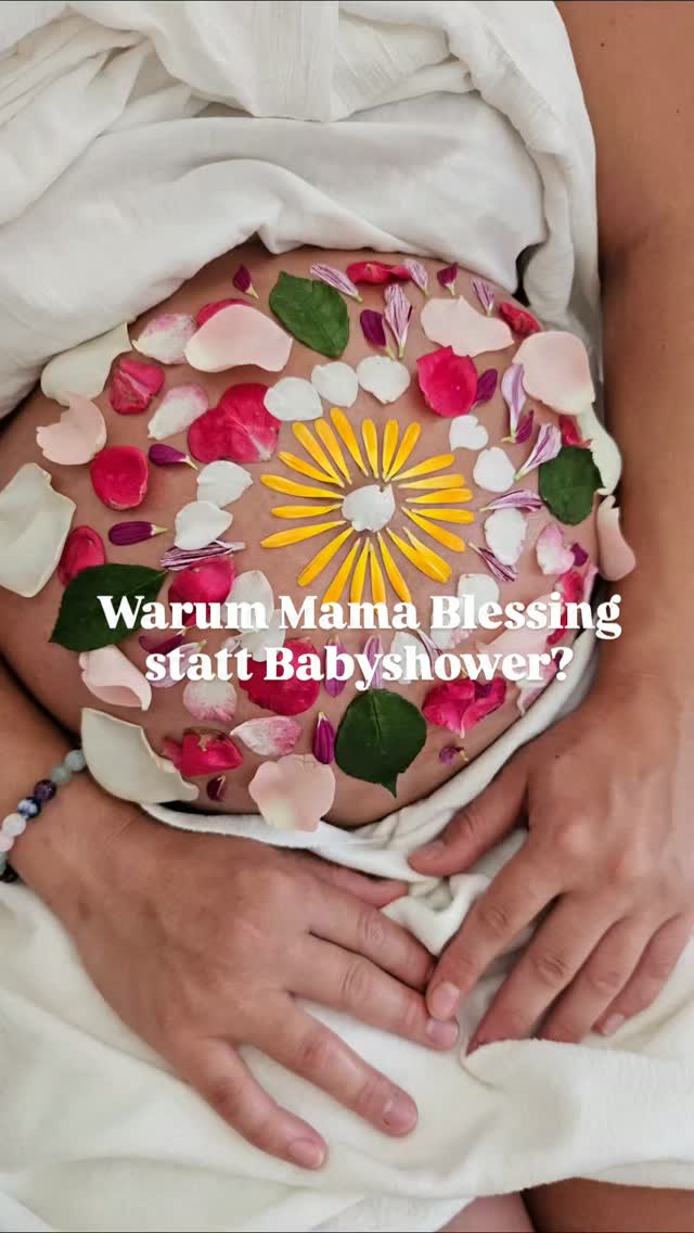 Warum sind es eher die Zweitgebärenden, die sich ganz bewusst für ein Mama Blessing entscheiden?
Darüber haben wir letztes Wochenende gesprochen, als ich den Raum für ein Blessingway Ritual für diese wundervolle Mama öffnen durfte.
Ist es, weil sie bei der ersten Geburt bereits die Bedeutung eins Übergangs erfahren haben und nun ganz bewusst die Stärkung und Unterstützung des Kreises sich wünschen?
Was denkst du?
Hattest du einen Blessingway?
Bei der ersten oder erst bei einer weiteren Geburt?
🧡🧡🧡
#blessingway #mamablessing #SpirituelleZeit
