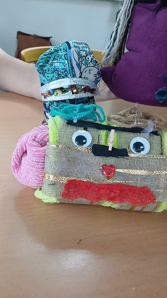 Workshop Hug Buddy ✨️
Hoe ga jij de zomer in? Over structuur, activiteiten of mensen die tijdelijk wegvallen. De druk om het leuk te hebben, te moeten genieten en gevoelens van eenzaamheid..
Een mooie bijeenkomst waarin herkenning werd gedeeld en het werken met textiel werd verkend.
Deze zomer de vakantie foto's van deze vakantie Hug Buddy's!
#creatiefdoorherstel
#psychischegezondheid
#nijmegen #creatieveworkshop
#mentaalwelzijn