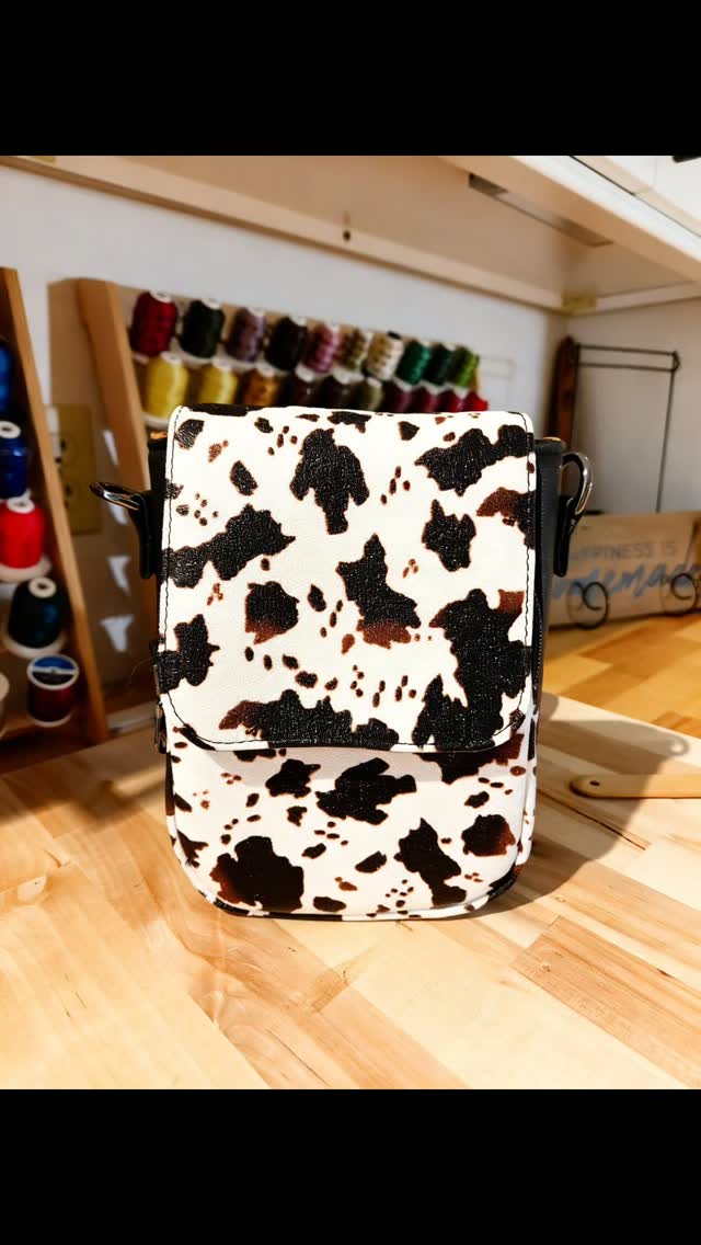 🤠 Meet the Chaps Crossbody! 🤠
Hands-free, compact, and serving serious western-chic vibes. 🌾✨
The Details:
✨ Bold cow-print meets sleek black accents.
✨ Hidden pockets! Two secure zips under the front flap.
✨ Quick-access back pocket for your phone.
✨ A gorgeous, shimmering copper interior.
#crossbodybag #custombag #westernchic #shopsmall #cowprint