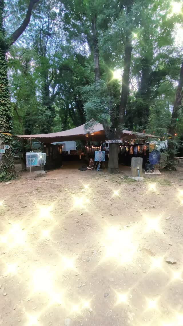 Il est des expériences pas faciles à raconter avec des mots…
Parce que L'Isis Garden Festival, ce n'est pas juste un festival.
C'est une parenthèse hors du temps où les cœurs s'ouvrent,
où les rencontres prennent une autre profondeur,
où l'on se reconnecte à quelque chose de profondément humain.
Un immense merci à toute l'équipe qui rend cette aventure possible. ❤️
Merci à Fabien mon Amour et à Franck de porter ce si beau projet.
Merci à tous les bénévoles, prestataires, artistes et à toute l'organisation qui donnent vie à cette bulle de bonheur.
Et merci aux artistes de la galerie, ainsi qu'à vous, le public.
Vos regards, vos échanges et les émotions partagées autour des œuvres donnent tout son sens à ce que nous créons.
Je repars le cœur rempli de gratitude… et déjà avec l'envie de revivre ces instants.
À l'année prochaine. 🌿✨
#Isisgardenfestival #galerieephemere #artfestival #ArtEtEmotion Gratitude Galeriedart