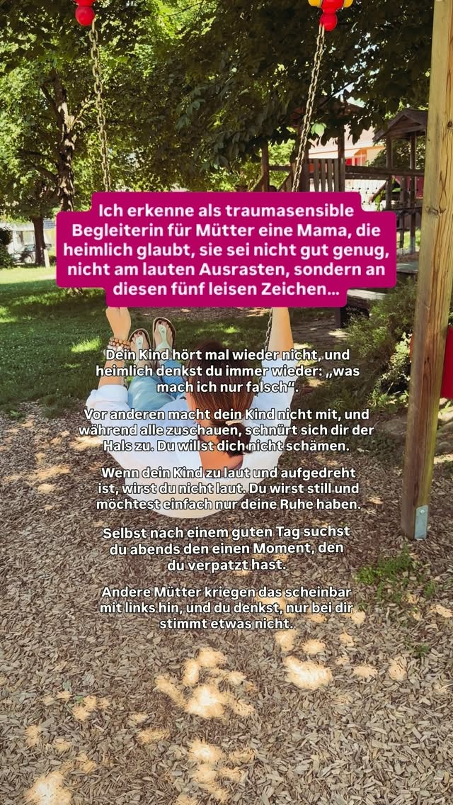 Diese fünf Zeichen sehen bei jeder Mama anders aus. Darunter ist es immer dasselbe.
Keins davon heißt, dass du versagst. Sie zeigen nur, wie sehr du glaubst, du seist nur dann eine gute Mama, wenn dein Kind mitmacht und von außen alles passt.
Irgendwann hast du gelernt: Wenn ein Kind aus der Reihe tanzt, schaut man auf die Mutter. Also prüfst du in solchen Momenten nicht dein Kind. Du prüfst dich. Und in dem Moment steigt ein Gefühl in dir hoch, das du nicht fühlen möchtest. Mal wirst du dann lauter, als du wolltest. Mal verschließt du dich, wirst ganz still und möchtest einfach nur deine Ruhe. Beides ist kein Versagen, beides ist der Versuch, dieses Gefühl schnell wieder loszuwerden. Ein alter Alarm, der schneller ist als jeder gute Vorsatz. Einer, der lange vor deinem Kind entstanden ist, aus einer Zeit, in der du selbst nicht gesehen wurdest.
Wie dein Kind sich verhält, sagt nichts darüber, was für eine Mutter du bist. Und dass andere es scheinbar mit links schaffen, heißt nicht, dass mit dir etwas nicht stimmt. Es heißt nur, dass dein Alarm gerade lauter ist als ihrer. Er wird nicht leiser, weil du verstanden hast, dass du okay bist. Er wird leiser, wenn dein Körper wieder und wieder erlebt, dass es sicher ist. Und je leiser er wird, desto mehr bekommt dein Kind das, was es wirklich braucht: eine Mama, die nicht ständig gegen sich selbst kämpft.
In welchem leisen Zeichen hast du dich am meisten erkannt? Schreib es mir gerne in die Kommentare.
Deine Andrea❤️