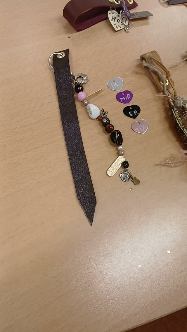 Donderdag was alweer de laatste bijeenkomst van de cursus Herstel Vieren!
Wat neem je mee?
We hebben met verschillende materialen en technieken gewerkt en wat is het voorbij gevlogen! Iets te snel zelfs, waren de ervaringen. Toch bijzonder hoe er zo snel zo'n fijne hechte sfeer ontstaat waar in openheid en kwetsbaarheid gedeeld kan worden, terwijl we vanalles creatiefs ontdekken!
Dankbaar 🙏🏻
#herstelcursus #ervaringsdeskundigheid #beeldendwerken #creatiefdoorherstel #samen